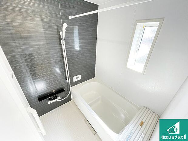 足をゆったり伸ばして寛げる浴槽です。窓が設けられていますので差し込む光が明るく穏やかな雰囲気にしてくれます♪浴室乾燥機も設置しているので、雨の日の洗濯物も安心です♪