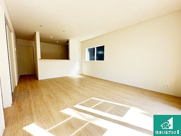 日当たり良好の明るいリビングで朝の目覚めもスッキリできそう!対面キッチンでご家族のコミュニケーションも自然と増える設計!小さなお子様が遊ぶスペースを作っても広々とくつろげるLDK!