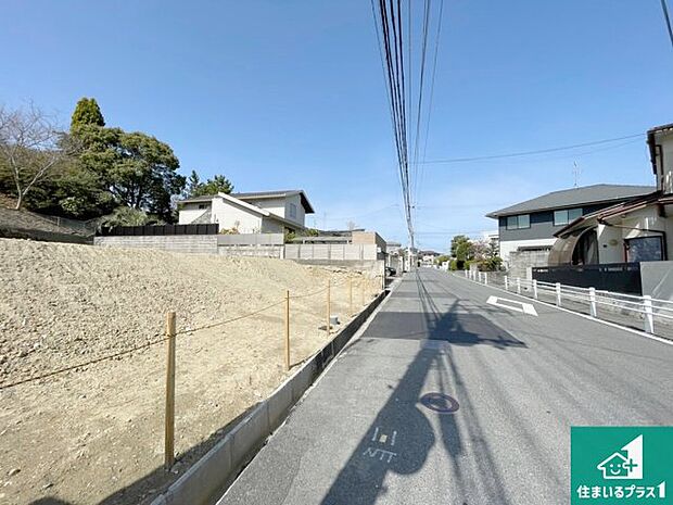 周辺は閑静な住宅街です。前面道路もしっかりと有りますので車の出し入れも安心ですよ!