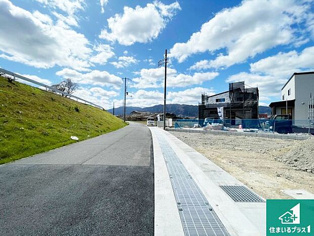 周辺は閑静な住宅街です。前面道路もしっかりと有りますので車の出し入れも安心ですよ！