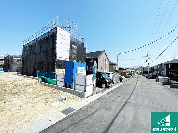 周辺は閑静な住宅街です。前面道路もしっかりと有りますので車の出し入れも安心ですよ!