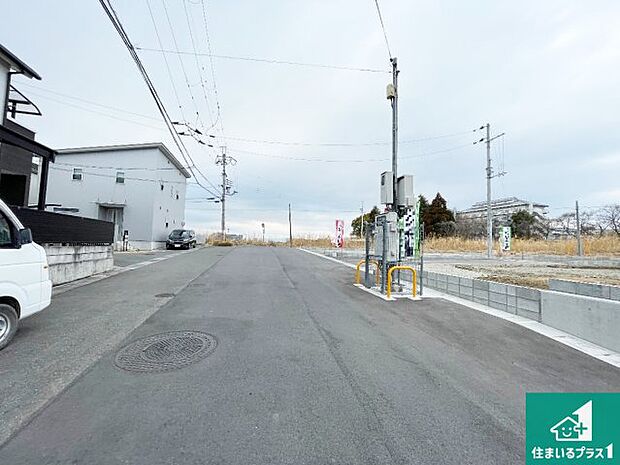 周辺は閑静な住宅街です。前面道路もしっかりと有りますので車の出し入れも安心ですよ！