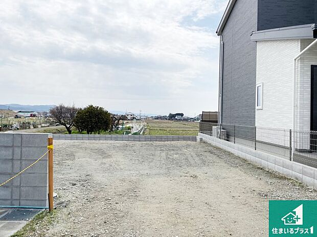 周辺は落ち着いた街並みの住宅地!子育てがしやすい住環境です!まだ未完成ですが、現地でしかわからない事もございます。是非一度ご覧ください。