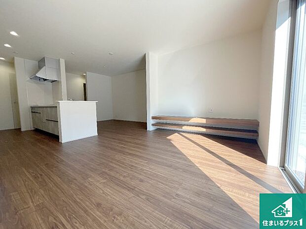 周辺は落ち着いた街並みの住宅地!子育てがしやすい住環境です!まだ未完成ですが、現地でしかわからない事もございます。是非一度ご覧ください。