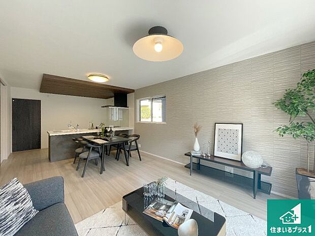 シンプルなリビングは、観葉植物等のインテリアを楽しめますね！パパ好みにも、ママ好みにも家具次第で雰囲気を変えることができます！