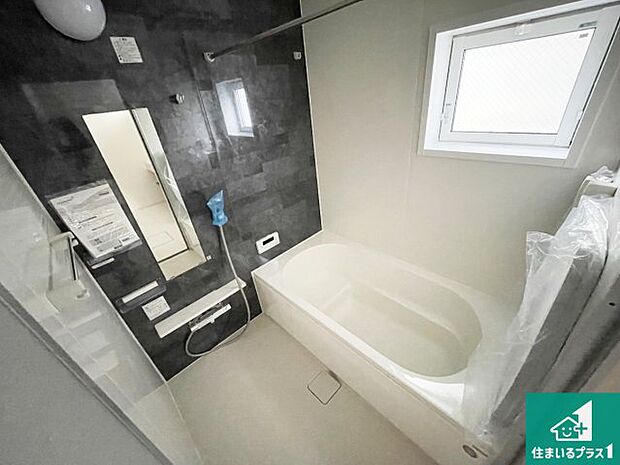 足をゆったり伸ばして寛げる浴槽です。窓が設けられていますので差し込む光が明るく穏やかな雰囲気にしてくれます♪浴室乾燥機も設置しているので、雨の日の洗濯物も安心です♪