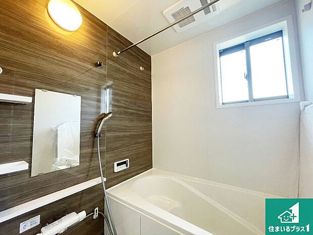 足をゆったり伸ばして寛げる浴槽です。窓が設けられていますので差し込む光が明るく穏やかな雰囲気にしてくれます♪浴室乾燥機も設置しているので、雨の日の洗濯物も安心です♪