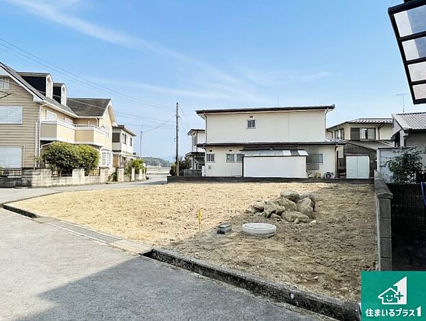 周辺は落ち着いた街並みの住宅地!子育てがしやすい住環境です!まだ未完成ですが、現地でしかわからない事もございます。是非一度ご覧ください。