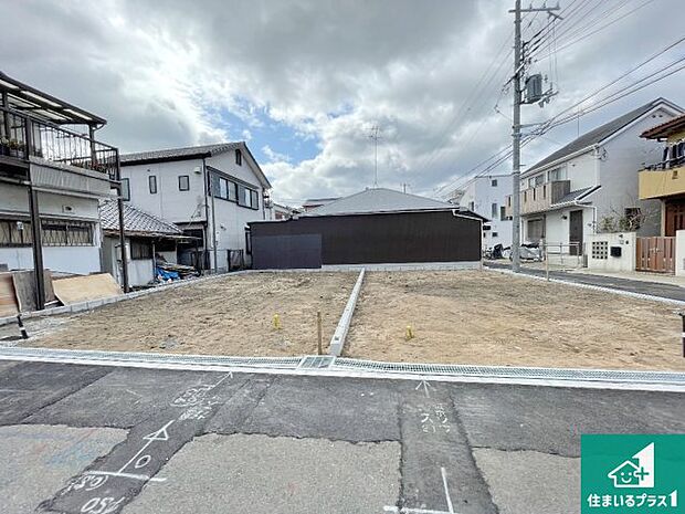 周辺は落ち着いた街並みの住宅地！子育てがしやすい住環境です！まだ未完成ですが、現地でしかわからない事もございます。是非一度ご覧ください。