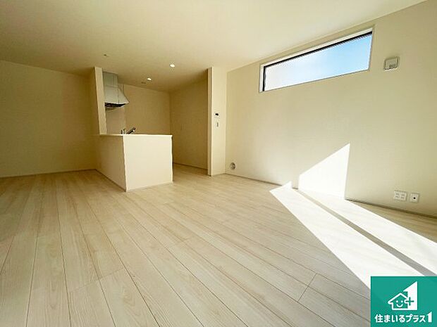 シンプルなリビングは、観葉植物等のインテリアを楽しめますね!パパ好みにも、ママ好みにも家具次第で雰囲気を変えることができます!