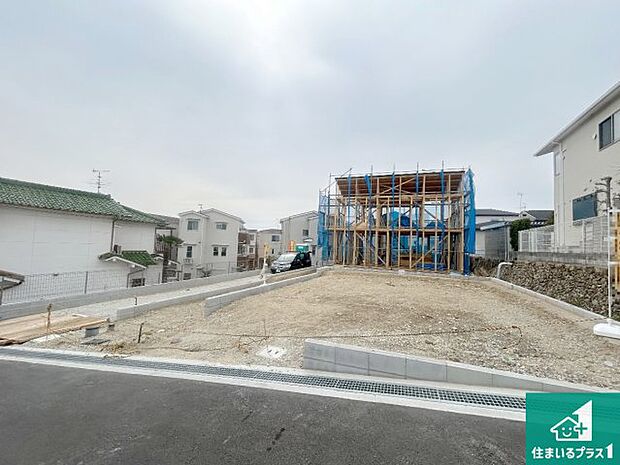 周辺は落ち着いた街並みの住宅地！子育てがしやすい住環境です！まだ未完成ですが、現地でしかわからない事もございます。是非一度ご覧ください。