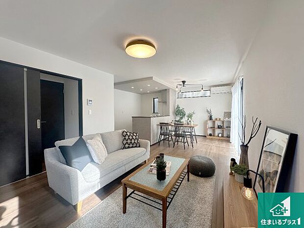 シンプルなリビングは、観葉植物等のインテリアを楽しめますね！パパ好みにも、ママ好みにも家具次第で雰囲気を変えることができます！