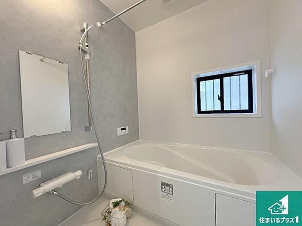 足をゆったり伸ばして寛げる浴槽です。窓が設けられていますので差し込む光が明るく穏やかな雰囲気にしてくれます♪浴室乾燥機も設置しているので、雨の日の洗濯物も安心です♪