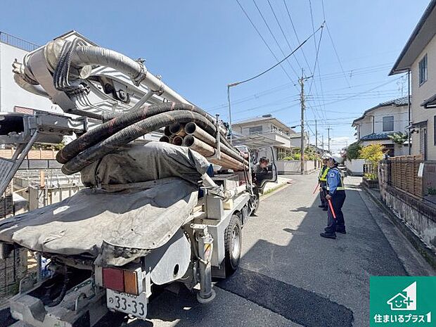 周辺は落ち着いた街並みの住宅地!子育てがしやすい住環境です!まだ未完成ですが、現地でしかわからない事もございます。是非一度ご覧ください。