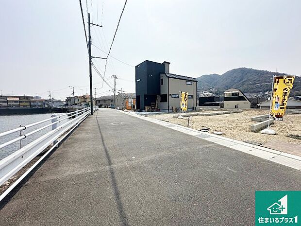 周辺は落ち着いた街並みの住宅地!子育てがしやすい住環境です!まだ未完成ですが、現地でしかわからない事もございます。是非一度ご覧ください。