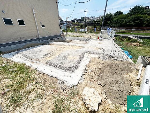 周辺は落ち着いた街並みの住宅地!子育てがしやすい住環境です!まだ未完成ですが、現地でしかわからない事もございます。是非一度ご覧ください。