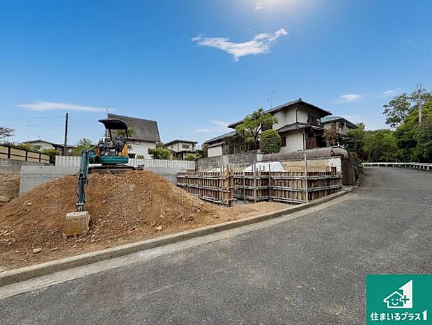 周辺は落ち着いた街並みの住宅地!子育てがしやすい住環境です!まだ未完成ですが、現地でしかわからない事もございます。是非一度ご覧ください。