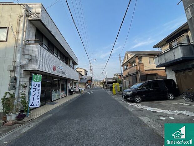 周辺は落ち着いた街並みの住宅地!子育てがしやすい住環境です!まだ未完成ですが、現地でしかわからない事もございます。是非一度ご覧ください。