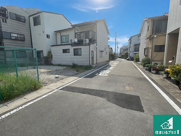 周辺は落ち着いた街並みの住宅地!子育てがしやすい住環境です!まだ未完成ですが、現地でしかわからない事もございます。是非一度ご覧ください。