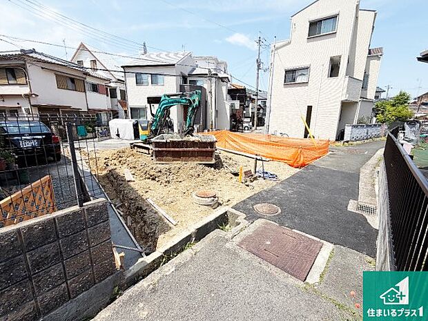 周辺は落ち着いた街並みの住宅地!子育てがしやすい住環境です!まだ未完成ですが、現地でしかわからない事もございます。是非一度ご覧ください。
