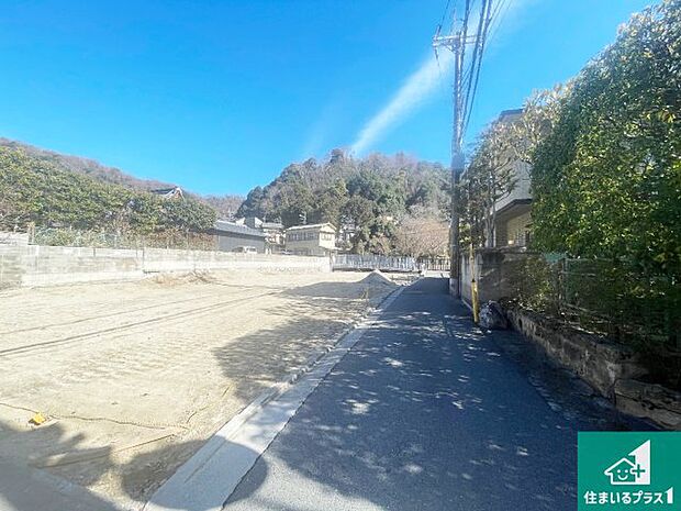 周辺は落ち着いた街並みの住宅地！子育てがしやすい住環境です！まだ未完成ですが、現地でしかわからない事もございます。是非一度ご覧ください。