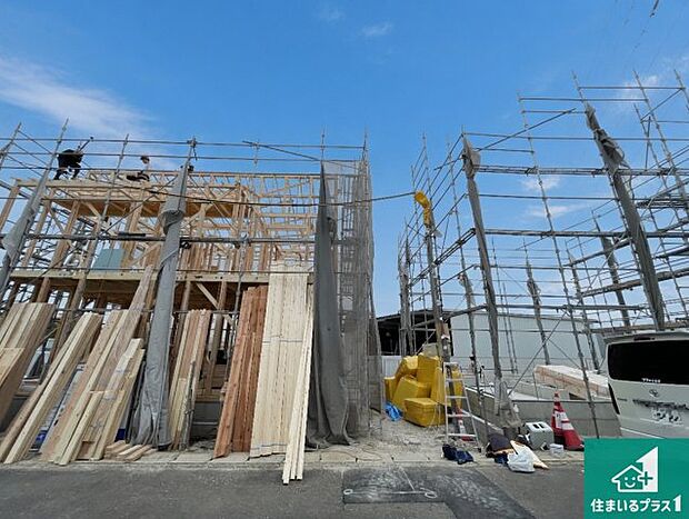 周辺は落ち着いた街並みの住宅地!子育てがしやすい住環境です!まだ未完成ですが、現地でしかわからない事もございます。是非一度ご覧ください。