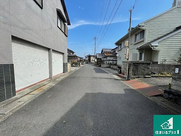 周辺は落ち着いた街並みの住宅地!子育てがしやすい住環境です!まだ未完成ですが、現地でしかわからない事もございます。是非一度ご覧ください。