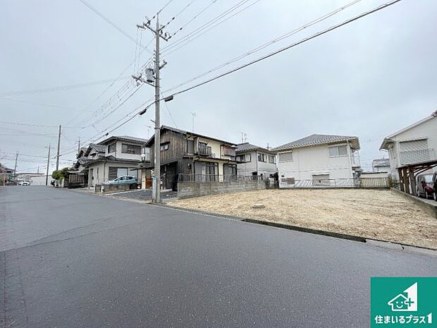 周辺は落ち着いた街並みの住宅地!子育てがしやすい住環境です!まだ未完成ですが、現地でしかわからない事もございます。是非一度ご覧ください。