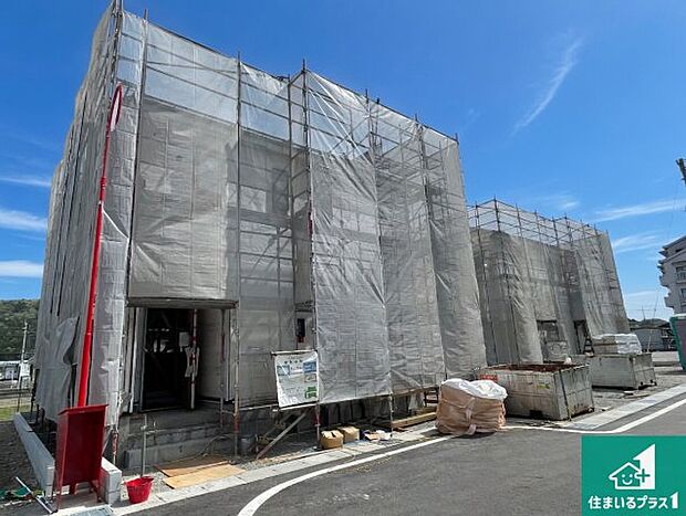 周辺は落ち着いた街並みの住宅地!子育てがしやすい住環境です!まだ未完成ですが、現地でしかわからない事もございます。是非一度ご覧ください。