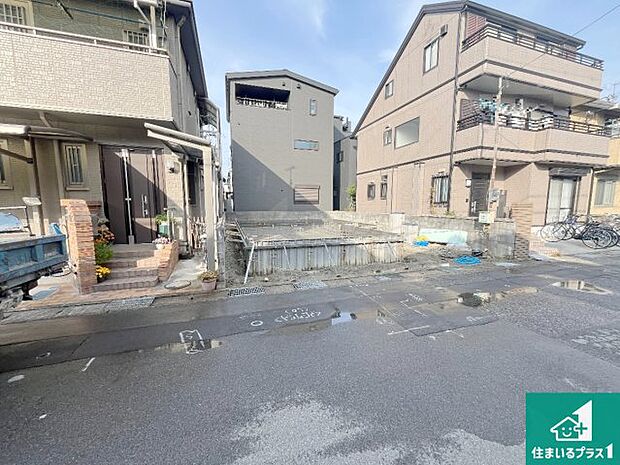 周辺は落ち着いた街並みの住宅地!子育てがしやすい住環境です!まだ未完成ですが、現地でしかわからない事もございます。是非一度ご覧ください。