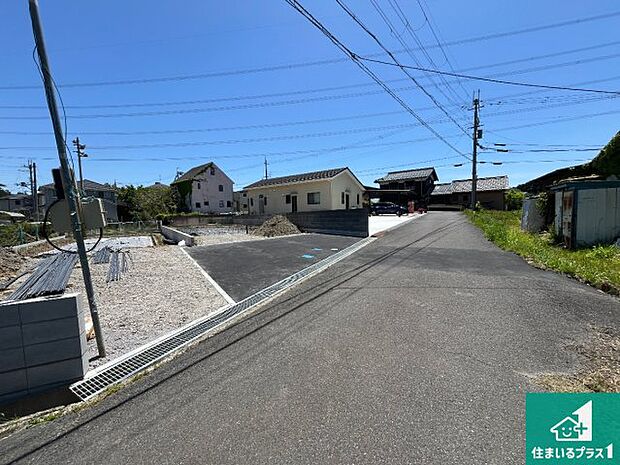 周辺は落ち着いた街並みの住宅地!子育てがしやすい住環境です!まだ未完成ですが、現地でしかわからない事もございます。是非一度ご覧ください。