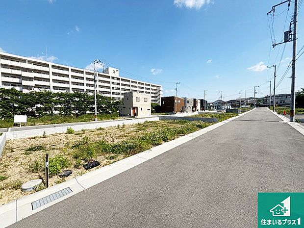 周辺は落ち着いた街並みの住宅地！子育てがしやすい住環境です！まだ未完成ですが、現地でしかわからない事もございます。是非一度ご覧ください。