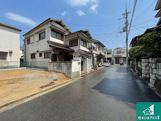 周辺は落ち着いた街並みの住宅地!子育てがしやすい住環境です!まだ未完成ですが、現地でしかわからない事もございます。是非一度ご覧ください。