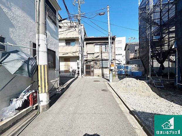 周辺は落ち着いた街並みの住宅地!子育てがしやすい住環境です!まだ未完成ですが、現地でしかわからない事もございます。是非一度ご覧ください。