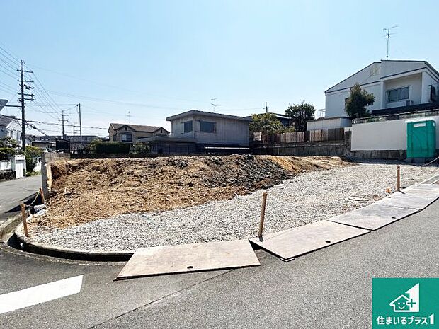 周辺は落ち着いた街並みの住宅地!子育てがしやすい住環境です!まだ未完成ですが、現地でしかわからない事もございます。是非一度ご覧ください。
