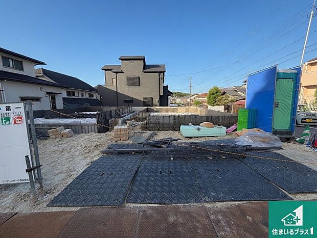 周辺は落ち着いた街並みの住宅地!子育てがしやすい住環境です!まだ未完成ですが、現地でしかわからない事もございます。是非一度ご覧ください。