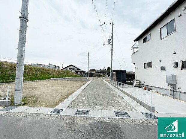 周辺は閑静な住宅街です。前面道路もしっかりと有りますので車の出し入れも安心ですよ！