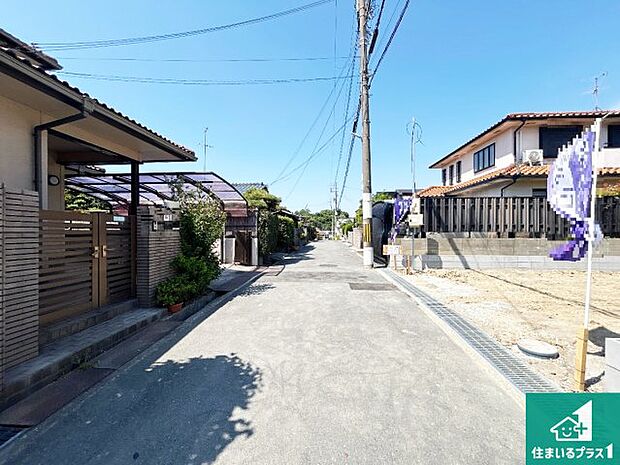 周辺は閑静な住宅街です。前面道路もしっかりと有りますので車の出し入れも安心ですよ！