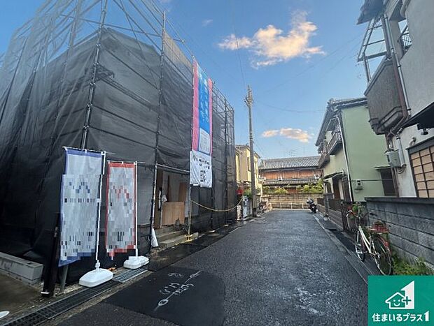 周辺は落ち着いた街並みの住宅地！子育てがしやすい住環境です！まだ未完成ですが、現地でしかわからない事もございます。是非一度ご覧ください。