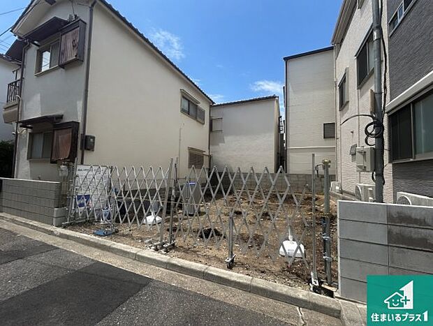 周辺は落ち着いた街並みの住宅地！子育てがしやすい住環境です！まだ未完成ですが、現地でしかわからない事もございます。是非一度ご覧ください。