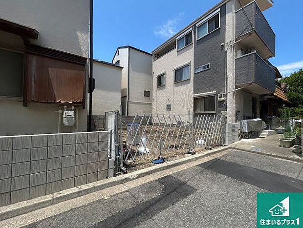 周辺は落ち着いた街並みの住宅地！子育てがしやすい住環境です！まだ未完成ですが、現地でしかわからない事もございます。是非一度ご覧ください。