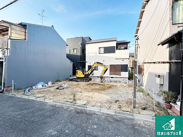 周辺は落ち着いた街並みの住宅地!子育てがしやすい住環境です!まだ未完成ですが、現地でしかわからない事もございます。是非一度ご覧ください。