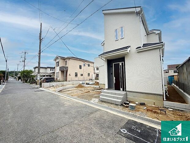 周辺は落ち着いた街並みの住宅地！子育てがしやすい住環境です！まだ未完成ですが、現地でしかわからない事もございます。是非一度ご覧ください。