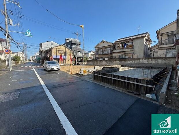周辺は落ち着いた街並みの住宅地！子育てがしやすい住環境です！まだ未完成ですが、現地でしかわからない事もございます。是非一度ご覧ください。
