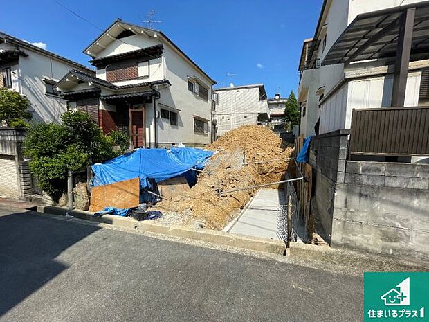 周辺は落ち着いた街並みの住宅地！子育てがしやすい住環境です！まだ未完成ですが、現地でしかわからない事もございます。是非一度ご覧ください。