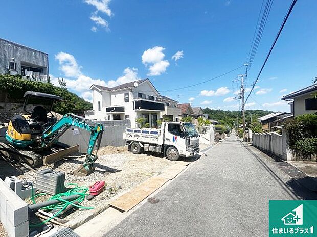 周辺は落ち着いた街並みの住宅地！子育てがしやすい住環境です！まだ未完成ですが、現地でしかわからない事もございます。是非一度ご覧ください。