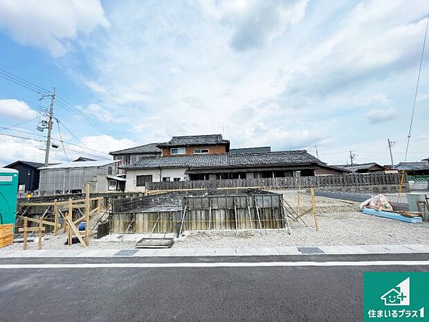 周辺は落ち着いた街並みの住宅地!子育てがしやすい住環境です!まだ未完成ですが、現地でしかわからない事もございます。是非一度ご覧ください。