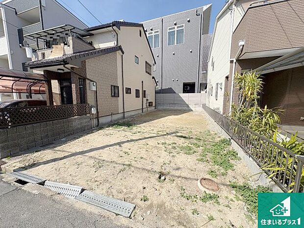 周辺は落ち着いた街並みの住宅地！子育てがしやすい住環境です！まだ未完成ですが、現地でしかわからない事もございます。是非一度ご覧ください。