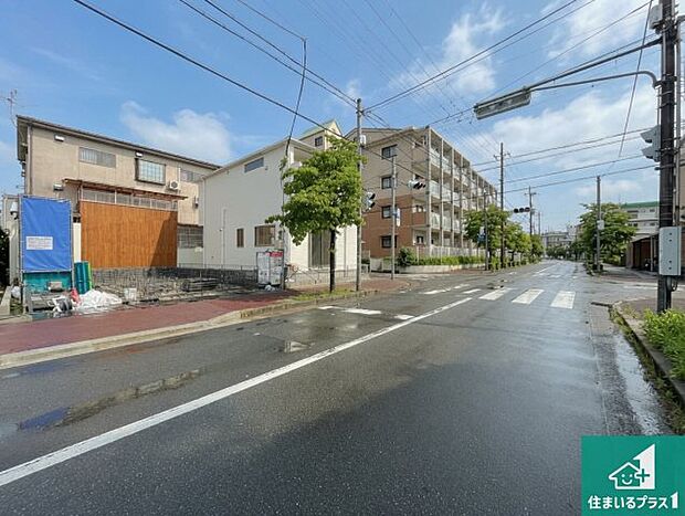周辺は落ち着いた街並みの住宅地!子育てがしやすい住環境です!まだ未完成ですが、現地でしかわからない事もございます。是非一度ご覧ください。