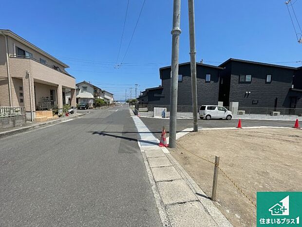 周辺は落ち着いた街並みの住宅地！子育てがしやすい住環境です！まだ未完成ですが、現地でしかわからない事もございます。是非一度ご覧ください。